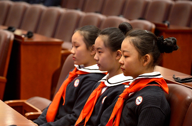 10月1日，慶祝中華人民共和國成立66周年暨新疆維吾爾自治區(qū)成立60周年大會在新疆人民會堂舉行。圖為烏魯木齊市外國語小學(xué)的學(xué)生代表在大會現(xiàn)場。新華網(wǎng)記者 魏長峰 攝