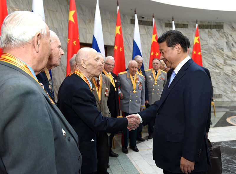 5月8日，國家主席習近平在莫斯科會見曾在中國東北抗日戰(zhàn)場上和衛(wèi)國戰(zhàn)爭中浴血奮戰(zhàn)的18名俄羅斯老戰(zhàn)士代表。新華社記者 張鐸 攝