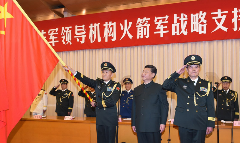 這是習近平將軍旗鄭重授予戰略支援部隊司令員高津、政治委員劉福連。新華社記者 李剛 攝