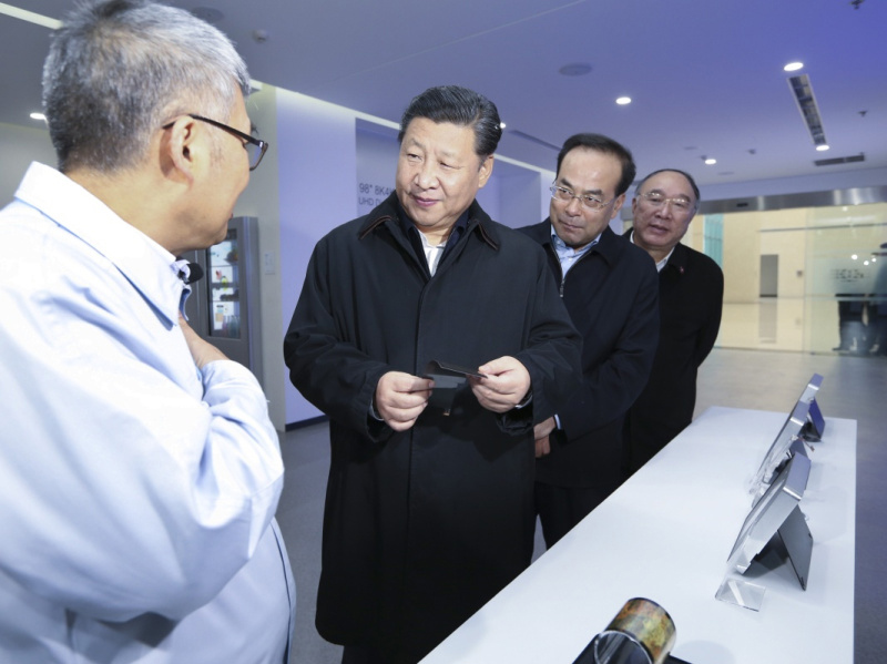 這是1月4日下午，習(xí)近平在重慶京東方光電科技有限公司觀看企業(yè)產(chǎn)品展示。新華社記者 蘭紅光 攝