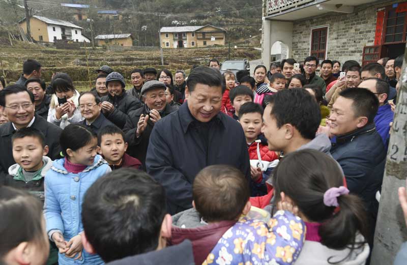 2月1日至3日，中共中央總書記、國家主席、中央軍委主席習(xí)近平來到江西，看望慰問廣大干部群眾和駐贛部隊。這是2月2日，習(xí)近平在井岡山市茅坪鄉(xiāng)神山村給鄉(xiāng)親們拜年，祝鄉(xiāng)親們生活幸福、猴年吉祥。新華社記者 謝環(huán)馳 攝