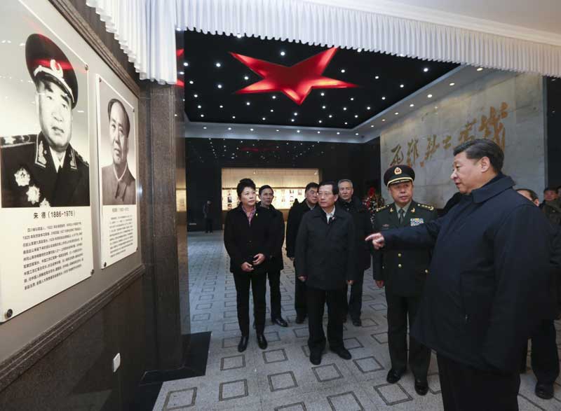 2月1日至3日，中共中央總書記、國家主席、中央軍委主席習(xí)近平來到江西，看望慰問廣大干部群眾和駐贛部隊。這是2月2日，習(xí)近平在井岡山革命烈士紀(jì)念堂開國元勛照片牆前凝視。新華社記者 蘭紅光 攝
