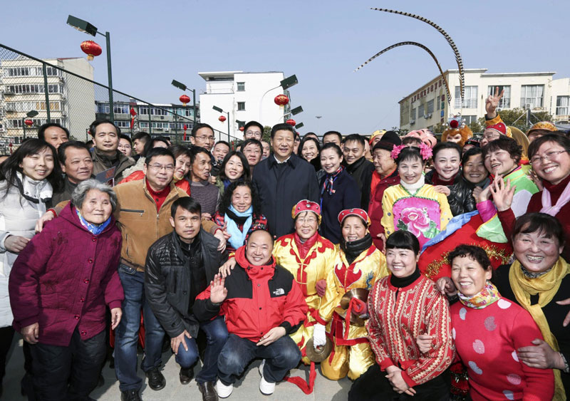 2月1日至3日，中共中央總書記、國家主席、中央軍委主席習近平來到江西，看望慰問廣大干部群眾和駐贛部隊。這是2月3日，習近平在南昌市東湖區(qū)彭家橋街道光明社區(qū)同居民們合影。新華社記者 蘭紅光 攝