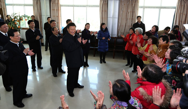 2月1日至3日，中共中央總書記、國家主席、中央軍委主席習近平來到江西，看望慰問廣大干部群眾和駐贛部隊。這是2月3日，習近平在南昌市東湖區彭家橋街道光明社區看望社區居民時，觀看社區合唱團排練。新華社發 梁振堂 攝