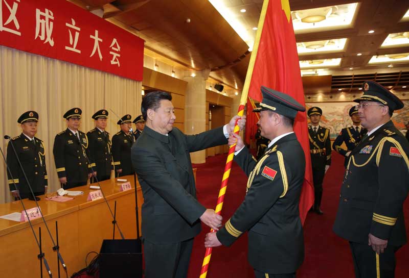 2月1日，中國(guó)人民解放軍戰(zhàn)區(qū)成立大會(huì)在北京八一大樓隆重舉行。中共中央總書記、國(guó)家主席、中央軍委主席習(xí)近平向東部戰(zhàn)區(qū)、南部戰(zhàn)區(qū)、西部戰(zhàn)區(qū)、北部戰(zhàn)區(qū)、中部戰(zhàn)區(qū)授予軍旗並發(fā)布訓(xùn)令。這是習(xí)近平將軍旗授予東部戰(zhàn)區(qū)司令員劉粵軍、政治委員鄭衛(wèi)平。新華社記者 李剛 攝