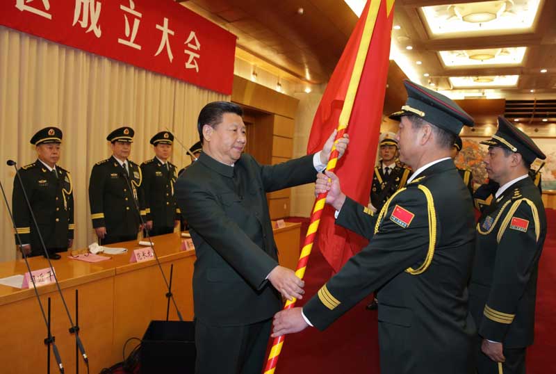 2月1日，中國(guó)人民解放軍戰(zhàn)區(qū)成立大會(huì)在北京八一大樓隆重舉行。中共中央總書(shū)記、國(guó)家主席、中央軍委主席習(xí)近平向東部戰(zhàn)區(qū)、南部戰(zhàn)區(qū)、西部戰(zhàn)區(qū)、北部戰(zhàn)區(qū)、中部戰(zhàn)區(qū)授予軍旗並發(fā)布訓(xùn)令。這是習(xí)近平將軍旗授予西部戰(zhàn)區(qū)司令員趙宗岐、政治委員朱福熙。 新華社記者 李剛 攝