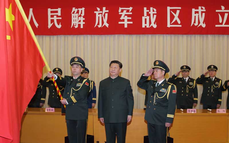 2月1日，中國(guó)人民解放軍戰(zhàn)區(qū)成立大會(huì)在北京八一大樓隆重舉行。中共中央總書(shū)記、國(guó)家主席、中央軍委主席習(xí)近平向東部戰(zhàn)區(qū)、南部戰(zhàn)區(qū)、西部戰(zhàn)區(qū)、北部戰(zhàn)區(qū)、中部戰(zhàn)區(qū)授予軍旗並發(fā)布訓(xùn)令。這是習(xí)近平將軍旗授予中部戰(zhàn)區(qū)司令員韓衛(wèi)國(guó)、政治委員殷方龍。 新華社記者 李剛 攝