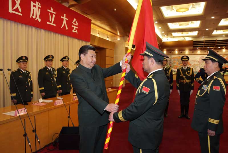 2月1日，中國人民解放軍戰(zhàn)區(qū)成立大會(huì)在北京八一大樓隆重舉行。中共中央總書記、國家主席、中央軍委主席習(xí)近平向東部戰(zhàn)區(qū)、南部戰(zhàn)區(qū)、西部戰(zhàn)區(qū)、北部戰(zhàn)區(qū)、中部戰(zhàn)區(qū)授予軍旗並發(fā)布訓(xùn)令。這是習(xí)近平將軍旗授予北部戰(zhàn)區(qū)司令員宋普選、政治委員褚益民。 新華社記者 李剛 攝