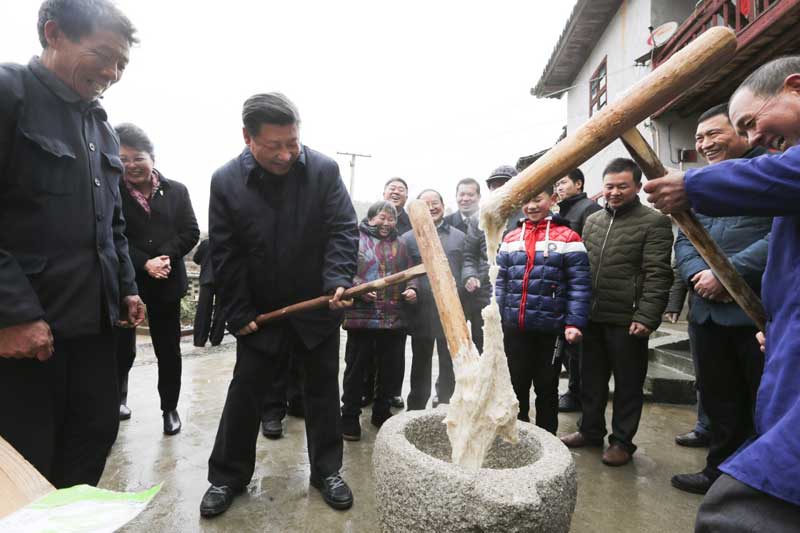 2月1日至3日，中共中央總書記、國家主席、中央軍委主席習近平來到江西，看望慰問廣大干部群眾和駐贛部隊。這是2月2日，習近平在井岡山市茅坪鄉(xiāng)神山村同村民一起打糍粑。新華社記者 蘭紅光 攝