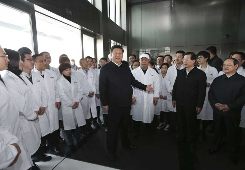 2月1日至3日，中共中央總書記、國家主席、中央軍委主席習近平來到江西，看望慰問廣大干部群眾和駐贛部隊。這是2月3日，習近平在江中集團江中藥谷制造基地考察時同企業科技人員在一起。新華社記者 蘭紅光 攝