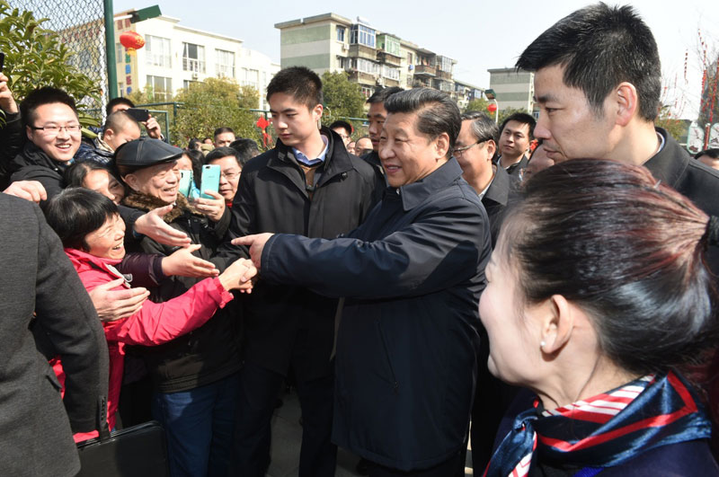 2月1日至3日，中共中央總書記、國家主席、中央軍委主席習近平來到江西，看望慰問廣大干部群眾和駐贛部隊。這是2月3日，習近平在南昌市東湖區彭家橋街道光明社區同社區居民親切互動。新華社記者 謝環馳 攝