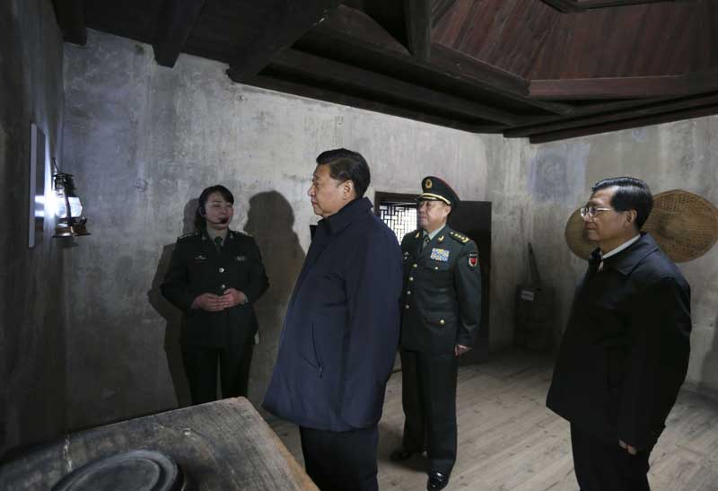 2月1日至3日，中共中央總書記、國(guó)家主席、中央軍委主席習(xí)近平來(lái)到江西，看望慰問(wèn)廣大干部群眾和駐贛部隊(duì)。這是2月2日，習(xí)近平在井岡山八角樓革命舊址群參觀當(dāng)年毛澤東同志住室。新華社記者 蘭紅光 攝