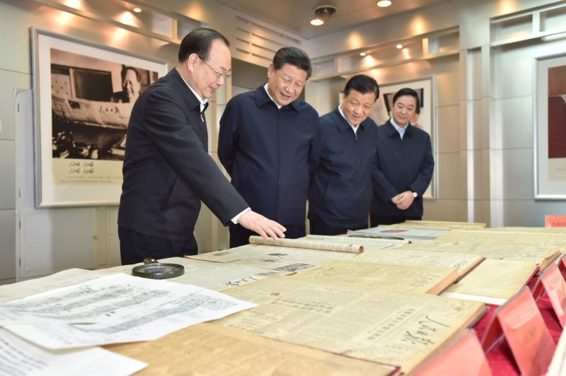 2月19日，中共中央總書記、國家主席、中央軍委主席習近平在北京主持召開黨的新聞輿論工作座談會，並到中央新聞單位調研。這是習近平在人民日報社了解人民日報發展歷程。新華社記者 李濤 攝