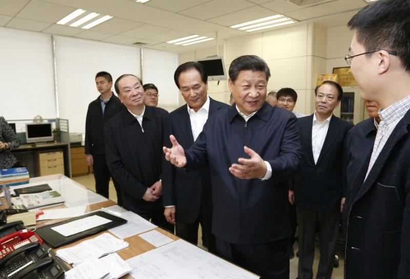 2月19日，中共中央總書記、國(guó)家主席、中央軍委主席習(xí)近平在北京主持召開黨的新聞?shì)浾摴ぷ髯剷?huì)，並到中央新聞單位調(diào)研。這是習(xí)近平在新華社國(guó)內(nèi)部同剛從河北正定縣“走基層”回來(lái)的記者交談。新華社記者 鞠鵬 攝