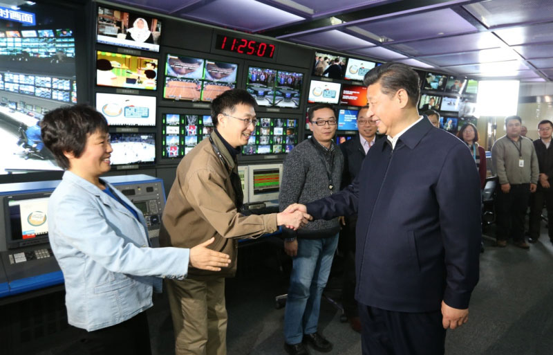 2月19日，中共中央總書記、國家主席、中央軍委主席習近平在北京主持召開黨的新聞輿論工作座談會，並到中央新聞單位調研。這是習近平在中央電視臺總控中心同工作人員親切握手。新華社記者 馬佔成 攝