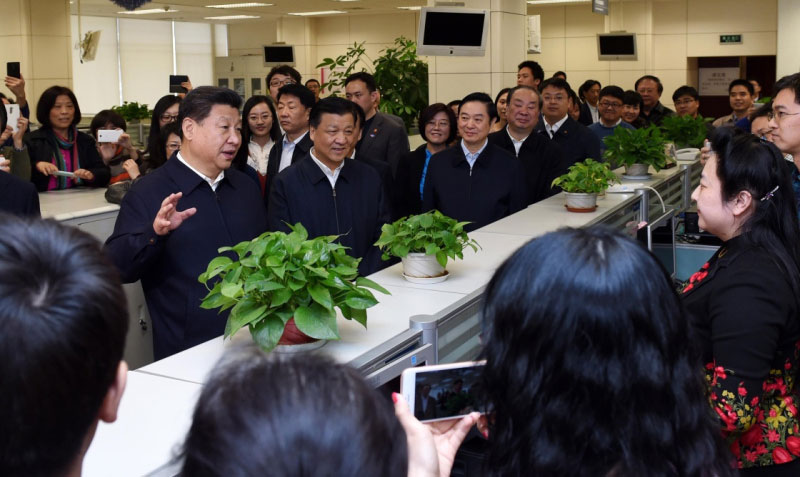 2月19日，中共中央總書記、國家主席、中央軍委主席習近平在北京主持召開黨的新聞輿論工作座談會，並到中央新聞單位調研。這是習近平在新華社同一線編輯記者交流。新華社記者 饒愛民 攝