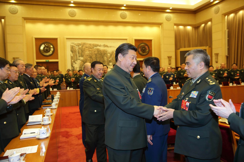 3月13日，中共中央總書記、國家主席、中央軍委主席習近平出席十二屆全國人大四次會議解放軍代表團全體會議並發表重要講話。這是習近平同軍隊人大代表親切握手。新華社記者 李剛 攝