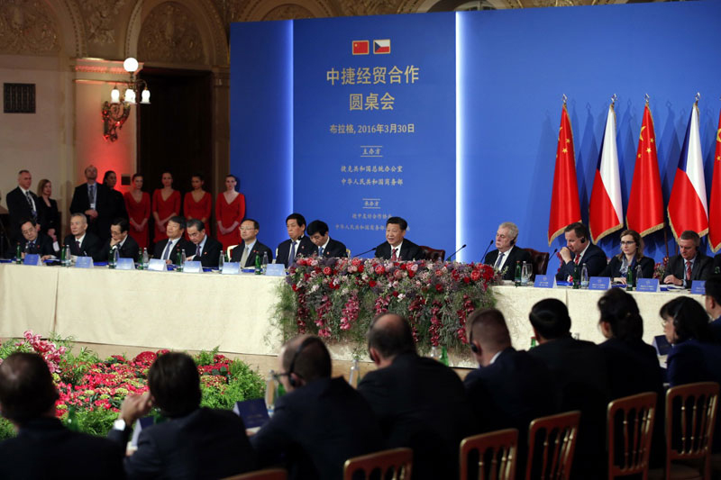 3月30日，國家主席習(xí)近平同捷克總統(tǒng)澤曼在布拉格共同出席中捷經(jīng)貿(mào)合作圓桌會。習(xí)近平發(fā)表題為《傳承友誼，繼往開來，開啟中捷經(jīng)貿(mào)合作新時代》的重要講話。新華社記者 鞠鵬 攝
