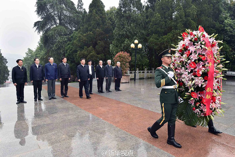 4月24日上午11時30分許，習(xí)近平總書記的身影出現(xiàn)在安徽省六安市金寨縣紅軍廣場。金寨，地處大別山腹地，被譽(yù)為“紅軍的搖籃、將軍的故鄉(xiāng)”。霏霏細(xì)雨中，習(xí)近平向烈士紀(jì)念塔敬獻(xiàn)花籃。隨后，瞻仰了紅軍紀(jì)念堂，參觀了金寨縣革命博物館。