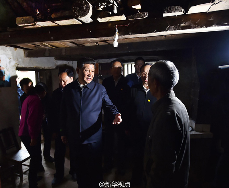 總書記一連走進(jìn)大灣村5戶農(nóng)家，聽取村民對實施光伏發(fā)電扶貧項目、種植茶葉、發(fā)展養(yǎng)殖業(yè)以及移民搬遷等的想法，了解省市縣開展扶貧工作的具體做法和取得的成效。