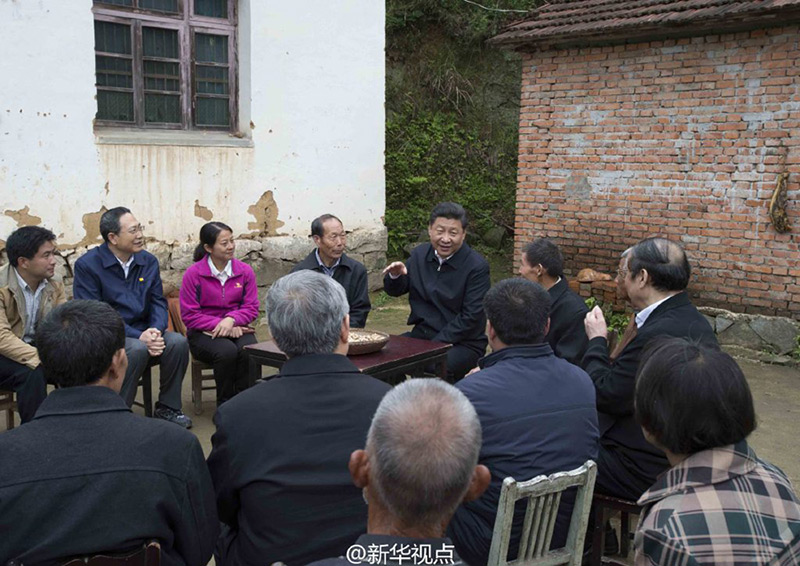 習(xí)近平詳細(xì)詢問扶貧工作隊(duì)干部配備和工作措施，他說，做好精準(zhǔn)扶貧，建檔立卡制度要堅(jiān)持，依靠群眾精準(zhǔn)找到和幫助貧困戶。 
