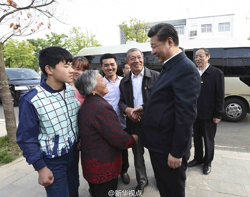 習(xí)近平走進(jìn)吳廣利和當(dāng)年大包干帶頭人嚴(yán)金昌兩戶人家，詢問家庭成員就業(yè)、上學(xué)情況，了解他們用臨街房屋開辦小超市和農(nóng)家樂的狀況。習(xí)近平說，改革開放30多年，真是發(fā)生了翻天覆地的變化。小崗夢也是廣大農(nóng)民的夢。祝你們生活越來越好。