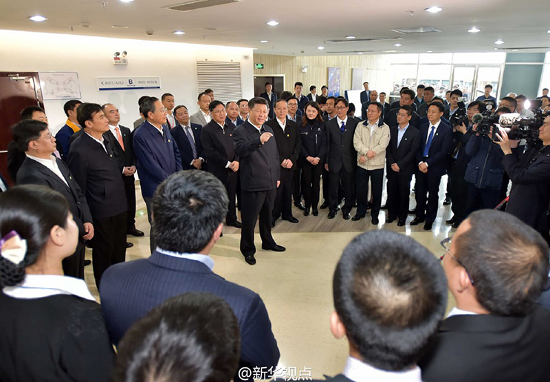 26日上午，習(xí)近平來到中國(guó)科技大學(xué)先進(jìn)技術(shù)研究院，觀看了高新技術(shù)企業(yè)科技成果集中展示。