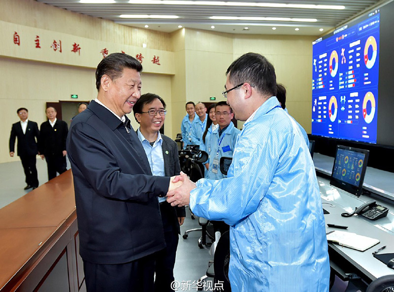 4月24日至27日，中共中央總書記、國家主席、中央軍委主席習(xí)近平在安徽調(diào)研。 這是4月26日上午，習(xí)近平在中科大先進(jìn)技術(shù)研究院量子通信京滬干線運(yùn)管中心同科研人員交談。 新華社記者 李濤 攝