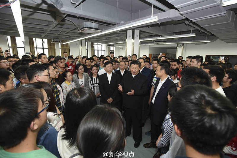 4月26日下午，習近平總書記來到中國科技大學圖書館自習室。見到總書記來了，學生們圍攏過來，爭著向總書記問好。