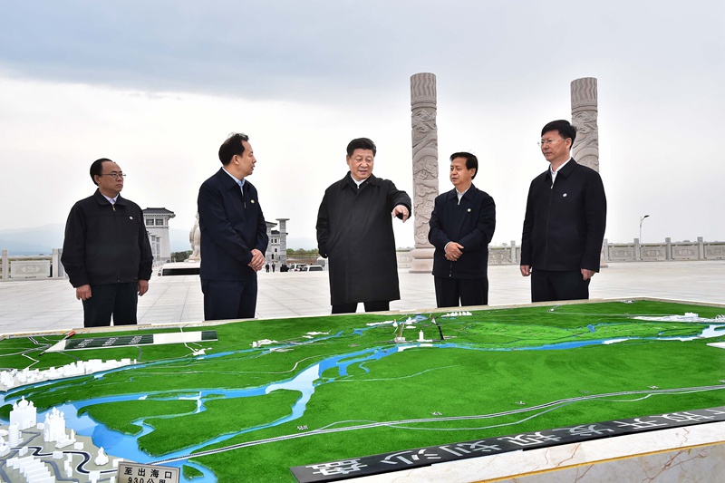 5月23日至25日，中共中央總書記、國家主席、中央軍委主席習(xí)近平在黑龍江考察調(diào)研。這是5月24日上午，習(xí)近平在我國東北端中俄邊界的黑瞎子島察看該島保護(hù)利用規(guī)劃。 新華社記者 李濤 攝