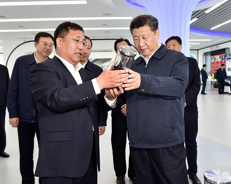 5月23日至25日，中共中央總書記、國家主席、中央軍委主席習(xí)近平在黑龍江考察調(diào)研。這是5月25日上午，習(xí)近平在哈爾濱科技創(chuàng)新創(chuàng)業(yè)大廈察看石墨烯高新技術(shù)成果展示。 新華社記者 李濤 攝