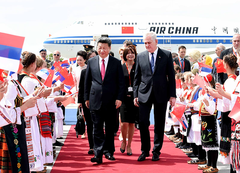 6月17日，國家主席習(xí)近平乘專機(jī)抵達(dá)貝爾格萊德，開始對塞爾維亞共和國進(jìn)行國事訪問。習(xí)近平和夫人彭麗媛在機(jī)場受到塞爾維亞總統(tǒng)尼科利奇夫婦的熱情迎接。新華社記者 饒愛民 攝