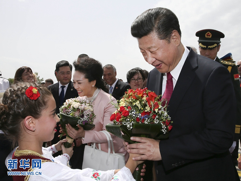 6月17日，國家主席習近平乘專機抵達貝爾格萊德，開始對塞爾維亞共和國進行國事訪問。塞爾維亞少年兒童向習近平和夫人彭麗媛獻上鮮花。新華社記者 蘭紅光 攝