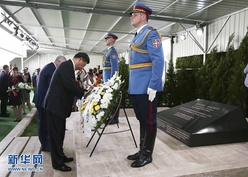 當地時間6月17日下午，剛剛抵達貝爾格萊德開始對塞爾維亞進行國事訪問的國家主席習近平和夫人彭麗媛，第一場活動就是前往中國駐南聯盟被炸使館舊址，憑吊在使館被炸事件中英勇犧牲的邵雲環、許杏虎和朱穎3位烈士。新華社記者 饒愛民 攝