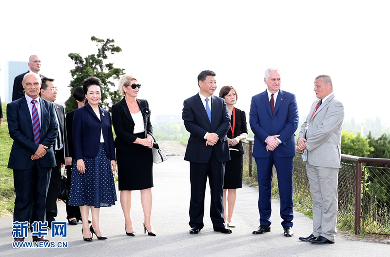 6月17日，中國國家主席習近平和夫人彭麗媛在塞爾維亞總統尼科利奇夫婦陪同下參觀具有悠久歷史的貝爾格萊德卡萊梅格丹公園。 新華社記者馬佔成 攝
