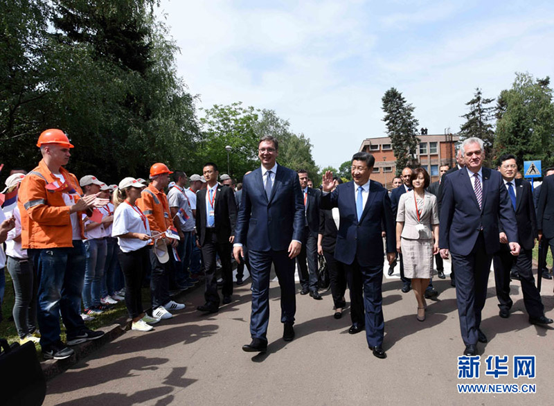 6月19日上午，國家主席習近平在貝爾格萊德參觀河鋼集團塞爾維亞斯梅代雷沃鋼廠。習近平抵達時，塞爾維亞總統尼科利奇、總理武契奇在停車處熱情迎接。鋼廠工人和家屬、當地市民數千人夾道歡迎。新華社記者 饒愛民 攝