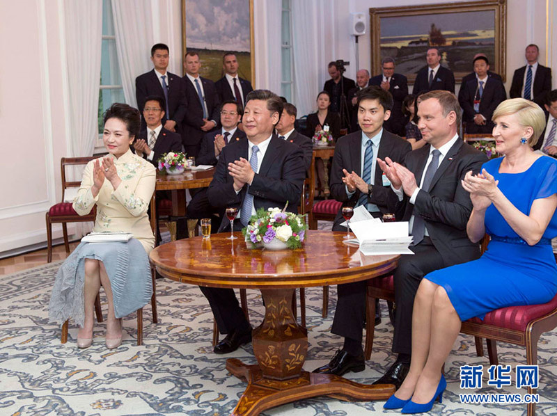 6月19日，國家主席習(xí)近平和夫人彭麗媛下午抵達(dá)波蘭首都華沙，當(dāng)晚即應(yīng)邀來到貝爾維德宮做客。這是習(xí)近平和彭麗媛同杜達(dá)夫婦共同欣賞波蘭馬佐夫舍民族歌舞團(tuán)的精彩演出。新華社記者 謝環(huán)馳 攝