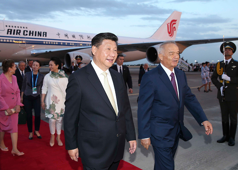 當地時間6月21日晚，國家主席習近平乘專機抵達塔什干，繼續對烏茲別克斯坦進行國事訪問並將出席在塔什干舉行的上海合作組織成員國元首理事會第十六次會議。烏茲別克斯坦總統卡裡莫夫和夫人卡裡莫娃在塔什干機場熱情迎接習近平主席和夫人彭麗媛。新華社記者蘭紅光攝