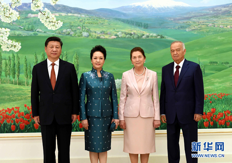 6月22日，國家主席習近平在塔什干庫克薩萊國賓館同烏茲別克斯坦總統卡裡莫夫舉行會談。會談前，習近平出席卡裡莫夫舉行的歡迎儀式。習近平和夫人彭麗媛受到卡裡莫夫和夫人卡裡莫娃熱情迎接。新華社記者饒愛民攝