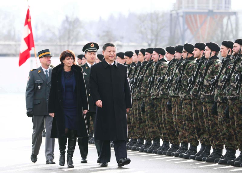 1月15日，國家主席習近平乘專機抵達蘇黎世，開始對瑞士聯邦進行國事訪問。 這是習近平在瑞士聯邦主席洛伊特哈德陪同下檢閱儀仗隊。新華社記者 蘭紅光 攝