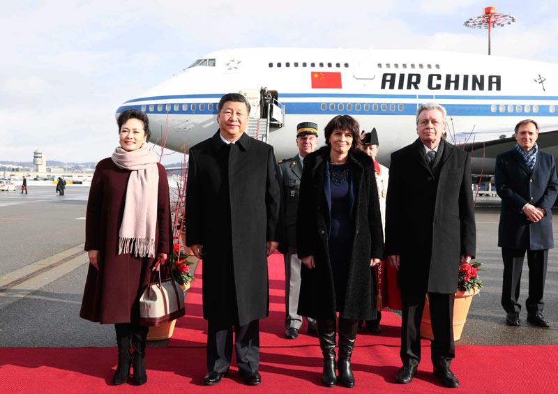 1月15日，國家主席習近平乘專機抵達蘇黎世，開始對瑞士聯邦進行國事訪問。這是瑞士聯邦主席洛伊特哈德在機場為習近平和夫人彭麗媛舉行隆重歡迎儀式。 新華社記者 蘭紅光 攝