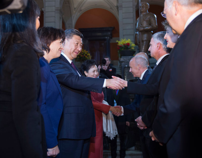 1月15日，國家主席習(xí)近平在伯爾尼出席瑞士聯(lián)邦委員會全體委員集體舉行的迎接儀式並致辭。 新華社記者 謝環(huán)馳 攝