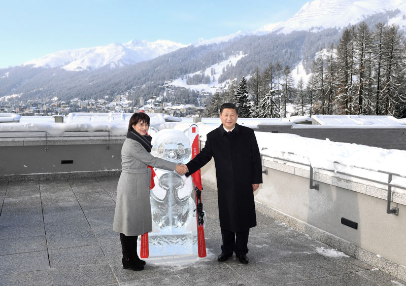 1月17日，國家主席習近平同瑞士聯(lián)邦主席洛伊特哈德在達沃斯共同啟動中瑞旅游年。兩國元首在熊貓冰雕像和印有中瑞兩國國旗及“中瑞旅游年”字樣的滑雪板旁合影留念。新華社記者 丁林 攝