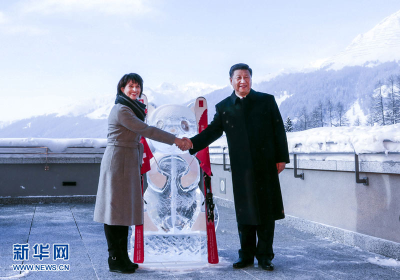 1月17日，國家主席習近平同瑞士聯邦主席洛伊特哈德在達沃斯共同啟動中瑞旅游年。兩國元首在熊貓冰雕像和印有中瑞兩國國旗及“中瑞旅游年”字樣的滑雪板旁合影留念。新華社記者 丁林 攝