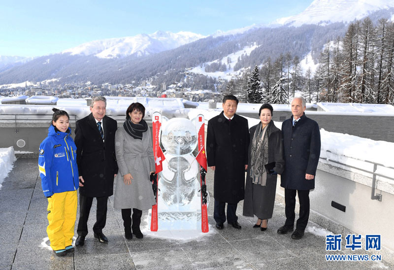 1月17日，國家主席習近平同瑞士聯(lián)邦主席洛伊特哈德在達沃斯共同啟動中瑞旅游年。兩國元首夫婦等在熊貓冰雕像和印有中瑞兩國國旗及“中瑞旅游年”字樣的滑雪板旁合影留念。新華社記者 饒愛民 攝