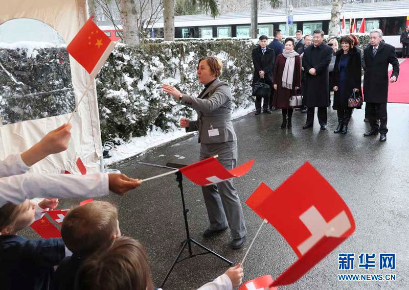 1月15日，國家主席習近平在瑞士聯邦主席洛伊特哈德陪同下，乘坐瑞士政府專列自蘇黎世前往瑞士首都伯爾尼。在專列行進過程中，習近平和夫人彭麗媛受洛伊特哈德主席夫婦邀請，在輕鬆愉快的氛圍中品茶暢談。這是習近平和夫人彭麗媛在伯爾尼克爾薩茨火車站觀看瑞士童聲合唱團表演。 新華社記者 蘭紅光