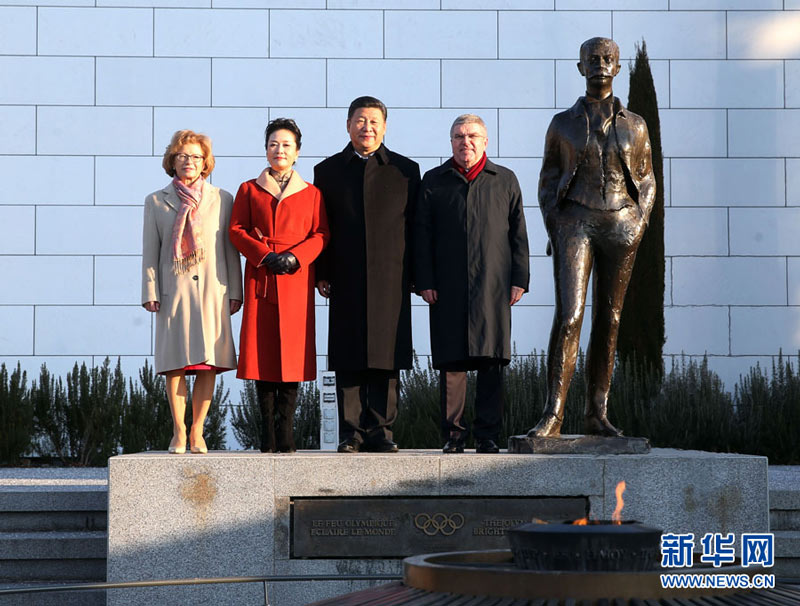 1月18日，國家主席習近平在瑞士洛桑國際奧林匹克博物館會見國際奧林匹克委員會主席巴赫。這是習近平和夫人彭麗媛與巴赫夫婦在現代奧林匹克運動發起人顧拜旦雕像前合影。新華社記者 姚大偉 攝