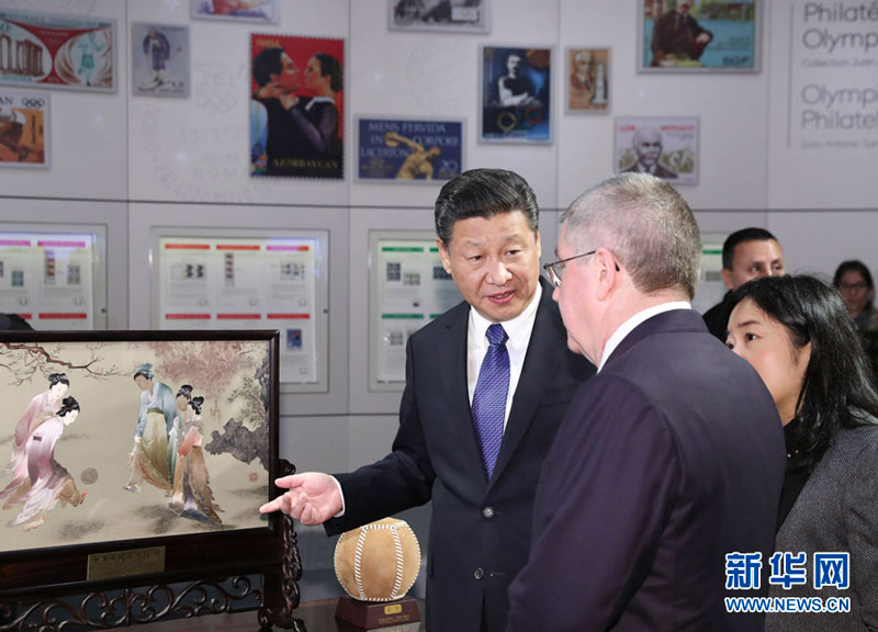 1月18日，國家主席習近平在瑞士洛桑國際奧林匹克博物館會見國際奧林匹克委員會主席巴赫。這是習近平向巴赫介紹中華人民共和國贈送給國際奧林匹克委員會的蘇繡《仕女蹴鞠圖》。新華社記者 丁林 攝