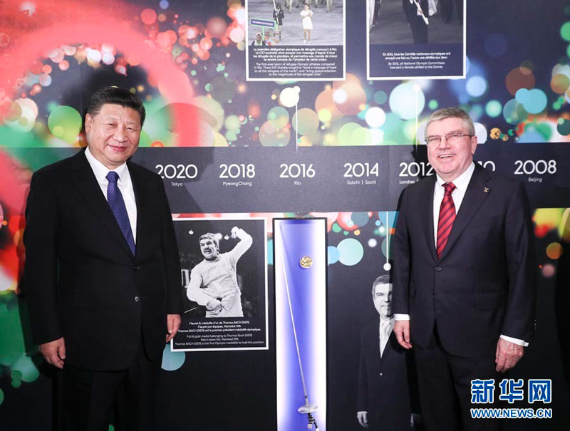 1月18日，國家主席習近平在瑞士洛桑國際奧林匹克博物館會見國際奧林匹克委員會主席巴赫。這是習近平與巴赫在巴赫作為擊劍運動員參加奧運會的照片前合影。新華社記者 蘭紅光 攝