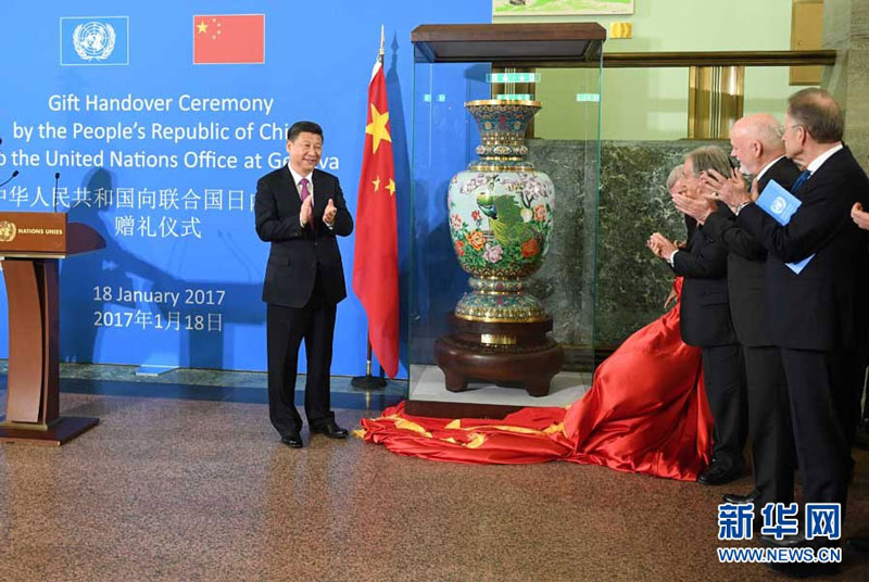 1月18日，國家主席習(xí)近平在瑞士日內(nèi)瓦萬國宮出席“共商共筑人類命運共同體”高級別會議，並發(fā)表題為《共同構(gòu)建人類命運共同體》的主旨演講。這是會議結(jié)束后，習(xí)近平出席中國向聯(lián)合國日內(nèi)瓦總部贈禮儀式。新華社記者 張鐸 攝